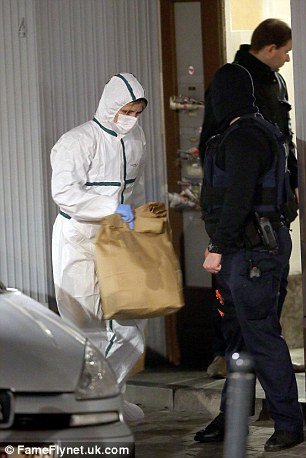 Οι σακούλες με τα ντοκουμέντα από το διαμέρισμα που έκανε ντου χθες η βελγική αστυνομία [εικόνες] | iefimerida.gr 2