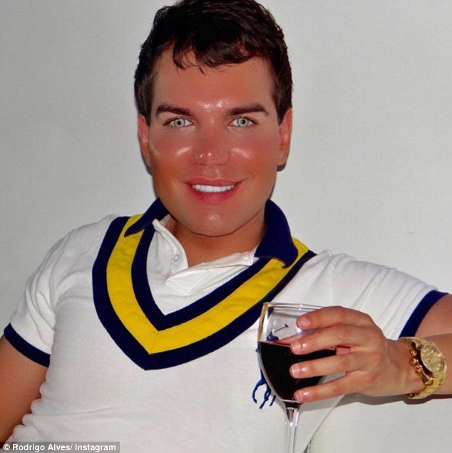 Ο άνδρας που μοιάζει με τον «Κεν» της Μπάρμπι -Εχει ξοδέψει 386.000 ευρώ σε 42 επεμβάσεις [εικόνες] | iefimerida.gr 8