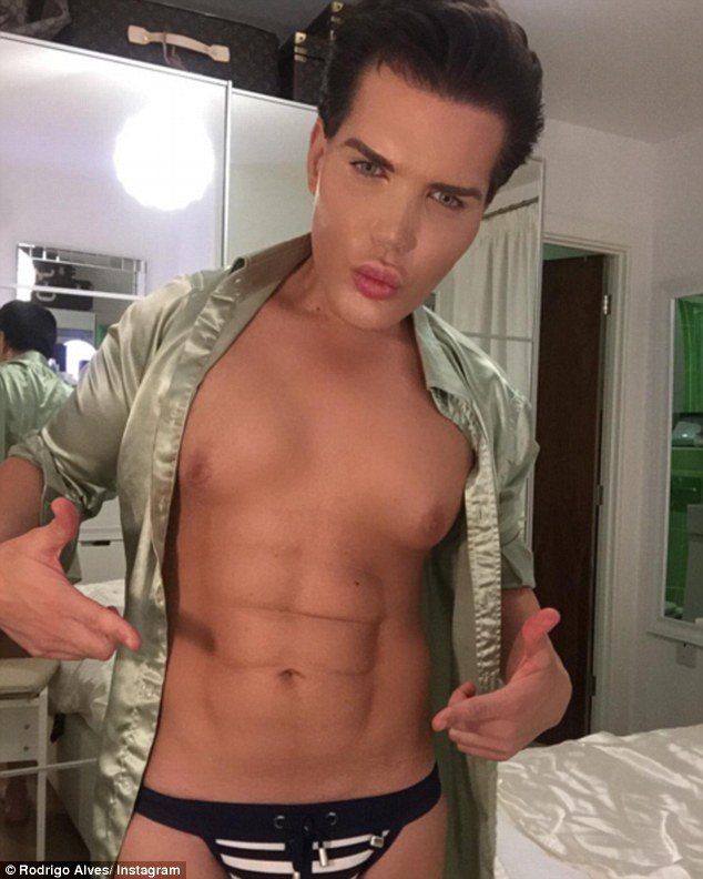 Ο άνδρας που μοιάζει με τον «Κεν» της Μπάρμπι -Εχει ξοδέψει 386.000 ευρώ σε 42 επεμβάσεις [εικόνες] | iefimerida.gr 2