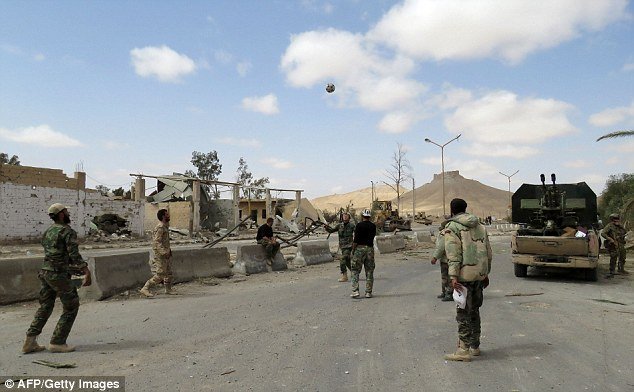 Γιόρτασαν με ποδόσφαιρο την απελευθέρωση της Παλμύρας οι Σύριοι [εικόνες&βίντεο] | iefimerida.gr 1