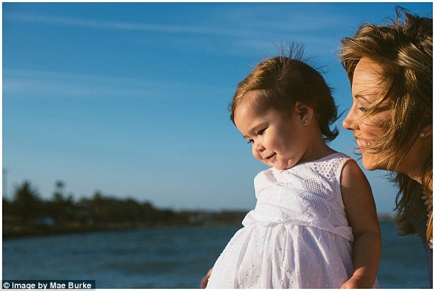 Μητέρα θηλάζει  ταυτόχρονα τις κόρες της και προκαλεί σάλο [εικόνες] | iefimerida.gr 7