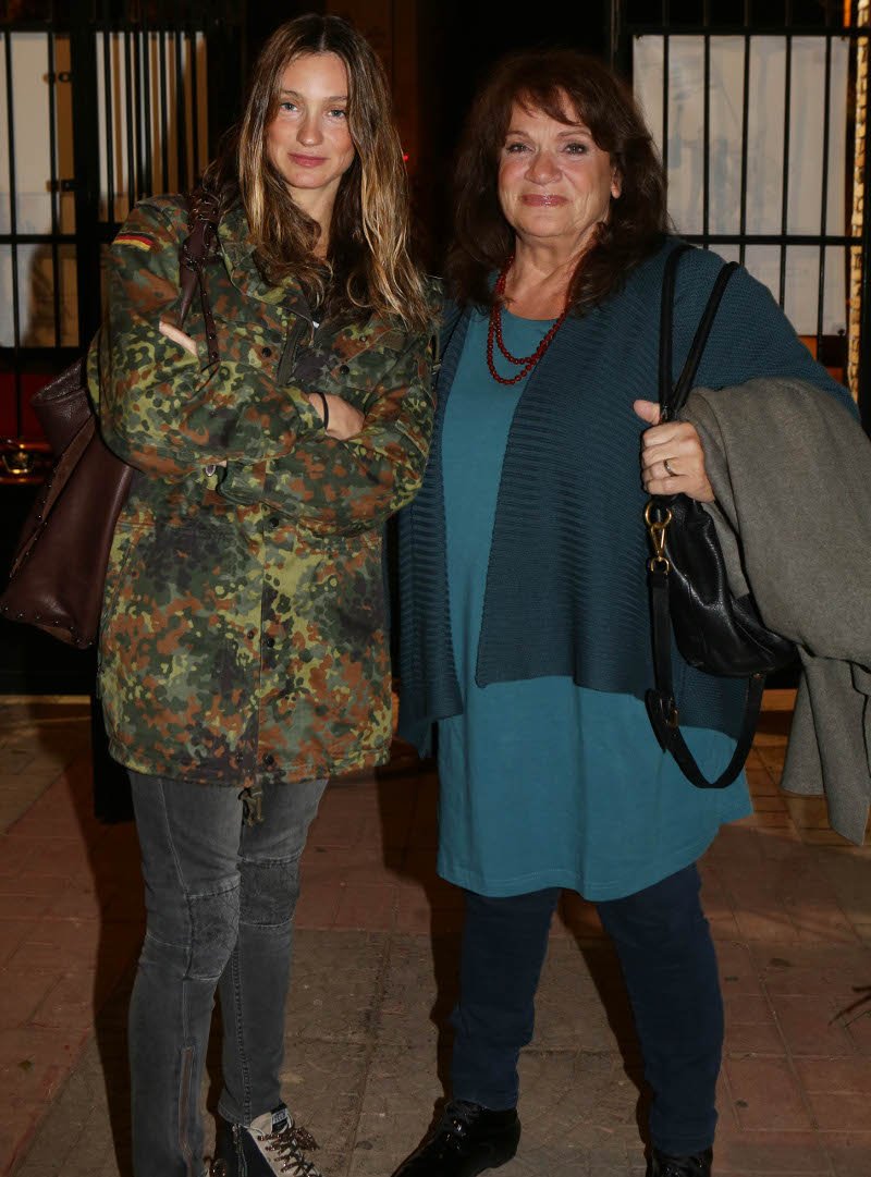 Η καλλονή κόρη της Ελπίδας κάνει pole dancing -Προκάλεσε πανικό στα social media [εικόνες] | iefimerida.gr 1