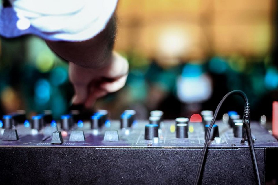 Drinking Vinyl – O Μιχάλης Δέλτα παίζει αυτό το Σάββατο μουσική στο Ρομάντσο δικά του βινύλια [εικόνες] | iefimerida.gr 1