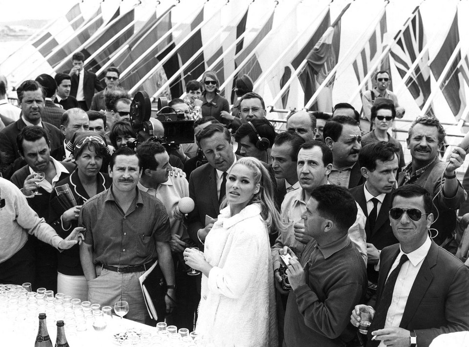 Ούρσουλα Αντρες, η γυναίκα που καταβρόχθιζε τα αρσενικά [εικόνες] | iefimerida.gr 3