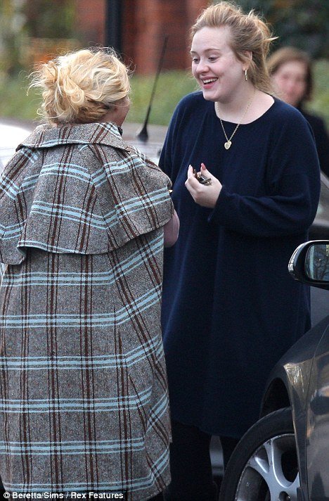 Η Αντέλ εξηγεί γιατί δεν την κυνηγάνε οι παπαράτσι [εικόνες] | iefimerida.gr 2