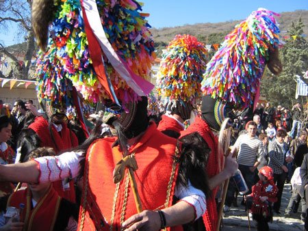 Ερχονται οι Κουδουναραίοι του Διστόμου - Γλυκερία και Σαλέας κορυφώνουν το αποκριάτικο πάρτι της Αθήνας [πρόγραμμα]   | iefimerida.gr 5