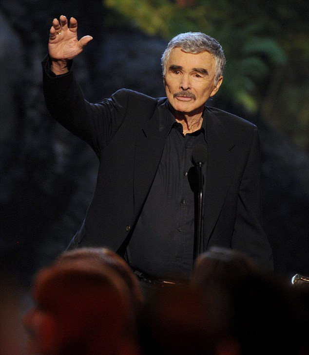 Μετανιωμένος ο Μπαρτ Ρέινολντς: «Hμουν πιωμένος όταν έκανα γυμνή φωτογράφιση» [εικόνες]  | iefimerida.gr 4