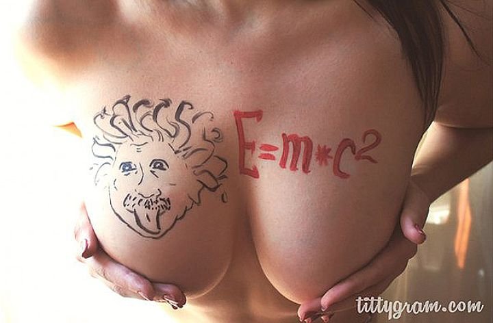 Tittygram -Στείλε μια ευχή γραμμένη σε γυναικείο στήθος [εικόνες+βίντεο] | iefimerida.gr 0