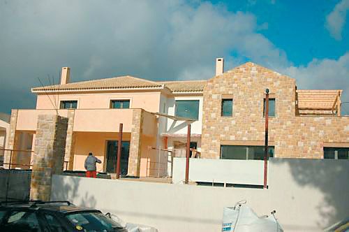 Πραγματογνώμονας στη βίλα με τα χρυσά ταβάνια των Μενεγάκη-Λάτσιου -Για να λήξει η διαμάχη [εικόνες] | iefimerida.gr 1