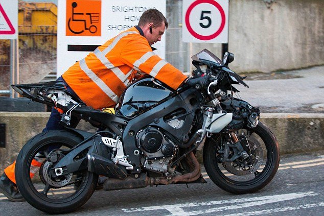 «Ρεζίλεψε» την αγγλική αστυνομία - Καταδίωξη μηχανόβιου 4 ωρών κατέληξε σε φιάσκο [εικόνες&βίντεο] | iefimerida.gr 0