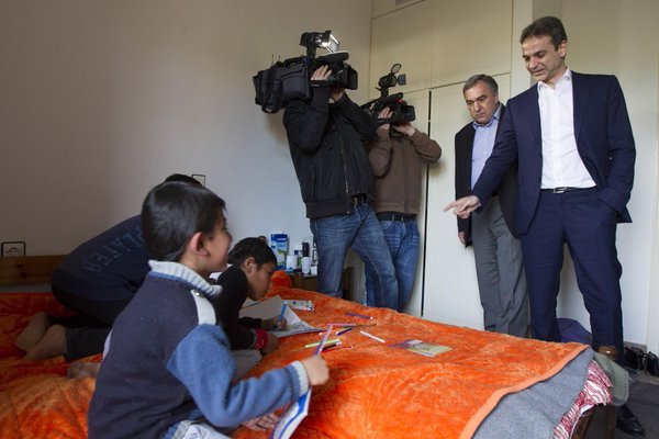 Ο Κυριάκος Μητσοτάκης στο κέντρο φιλοξενίας των Θερμοπυλών [εικόνες & βίντεο] | iefimerida.gr 0