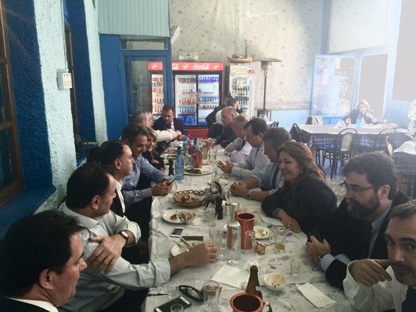 Γευμάτισαν σε ταβέρνα ο Κυριάκος Μητσοτάκης και οι βουλευτές του [εικόνες] | iefimerida.gr 0