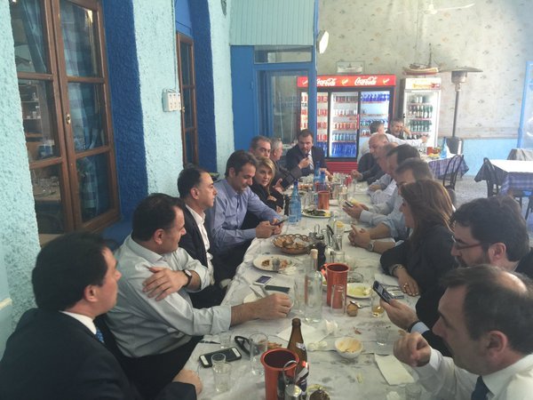 Γευμάτισαν σε ταβέρνα ο Κυριάκος Μητσοτάκης και οι βουλευτές του [εικόνες] | iefimerida.gr 1