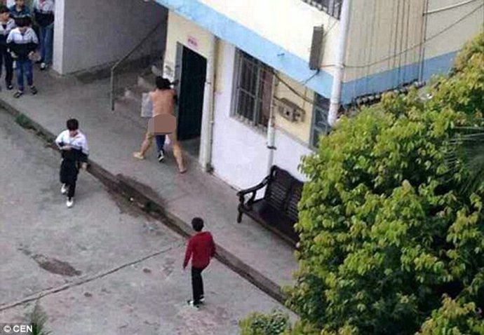 Σοκ: Γυμνός καθηγητής προσπαθεί να βιάσει μαθήτρια σε σχολείο | iefimerida.gr 1