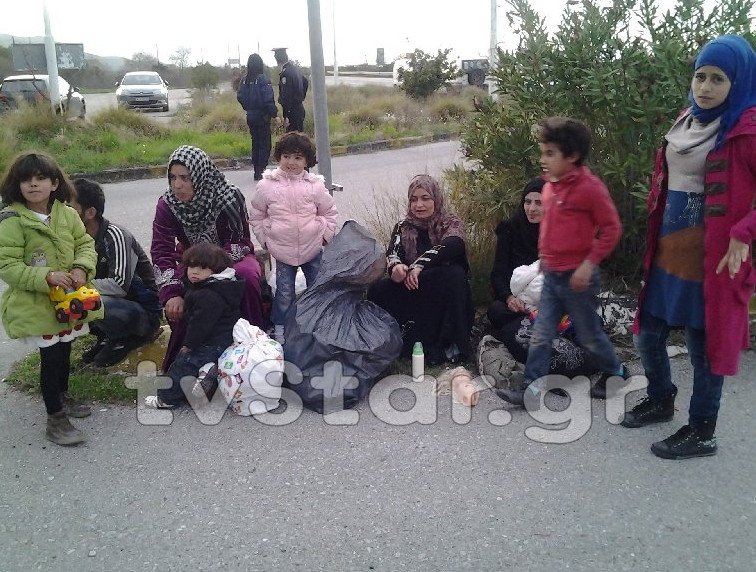 Ενταση στις Θερμοπύλες -Πρόσφυγες απέκλεισαν την παλιά Εθνική Οδό [εικόνες&βίντεο]  | iefimerida.gr 0