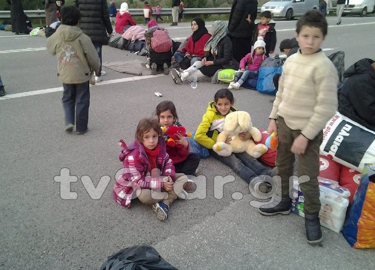 Ενταση στις Θερμοπύλες -Πρόσφυγες απέκλεισαν την παλιά Εθνική Οδό [εικόνες&βίντεο]  | iefimerida.gr 1