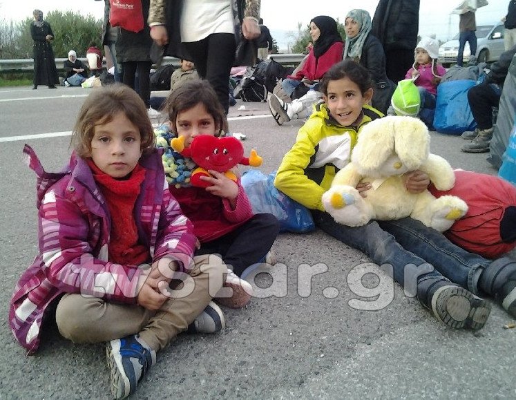 Ενταση στις Θερμοπύλες -Πρόσφυγες απέκλεισαν την παλιά Εθνική Οδό [εικόνες&βίντεο]  | iefimerida.gr 2