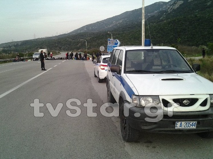 Ενταση στις Θερμοπύλες -Πρόσφυγες απέκλεισαν την παλιά Εθνική Οδό [εικόνες&βίντεο]  | iefimerida.gr 3
