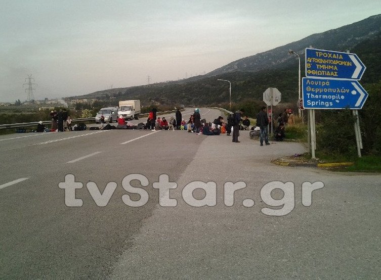 Ενταση στις Θερμοπύλες -Πρόσφυγες απέκλεισαν την παλιά Εθνική Οδό [εικόνες&βίντεο]  | iefimerida.gr 4