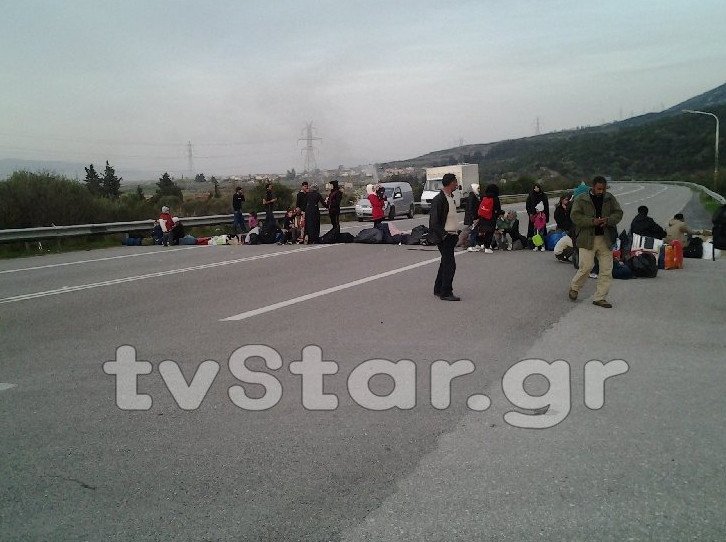 Ενταση στις Θερμοπύλες -Πρόσφυγες απέκλεισαν την παλιά Εθνική Οδό [εικόνες&βίντεο]  | iefimerida.gr 5