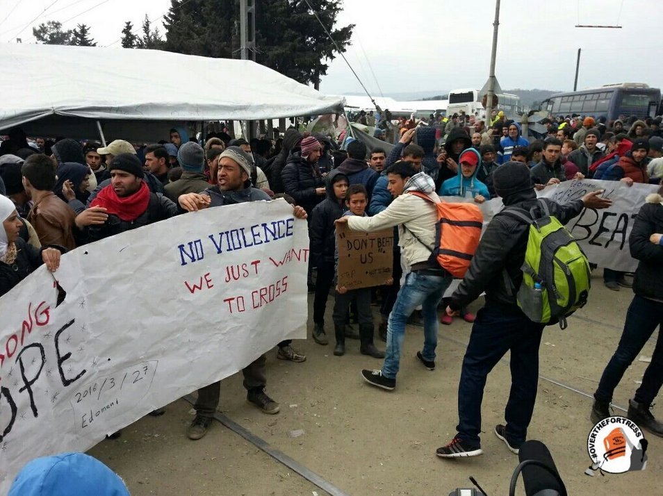 Μυρίζει «μπαρούτι» στην Ειδομένη: ΜΑΤ και πρόσφυγες παρατεταγμένοι [εικόνες] | iefimerida.gr 1
