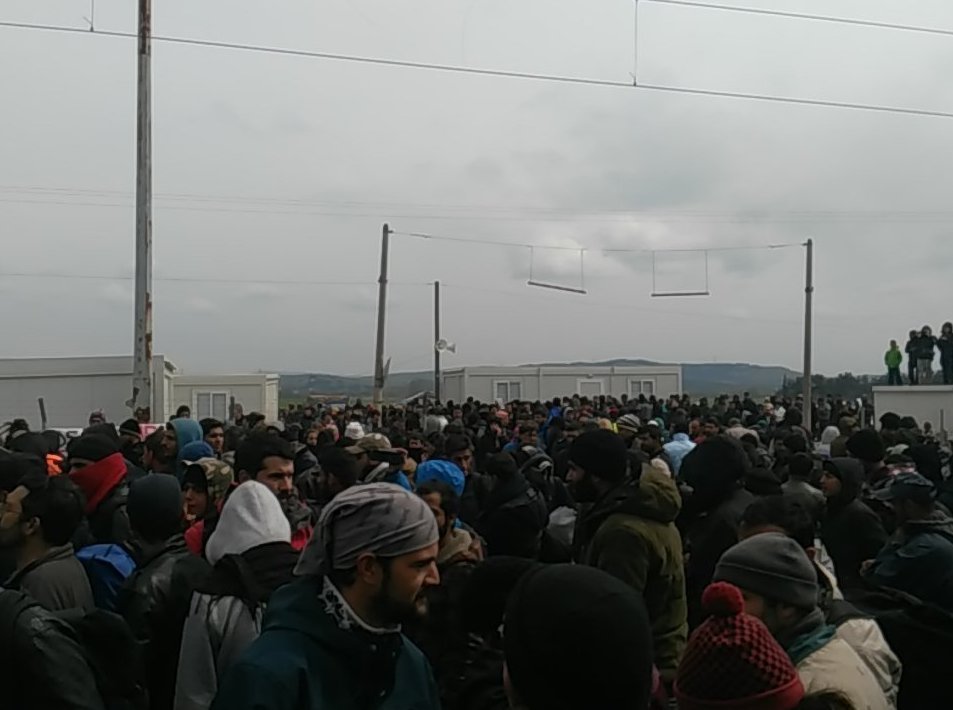 Μυρίζει «μπαρούτι» στην Ειδομένη: ΜΑΤ και πρόσφυγες παρατεταγμένοι [εικόνες] | iefimerida.gr 3