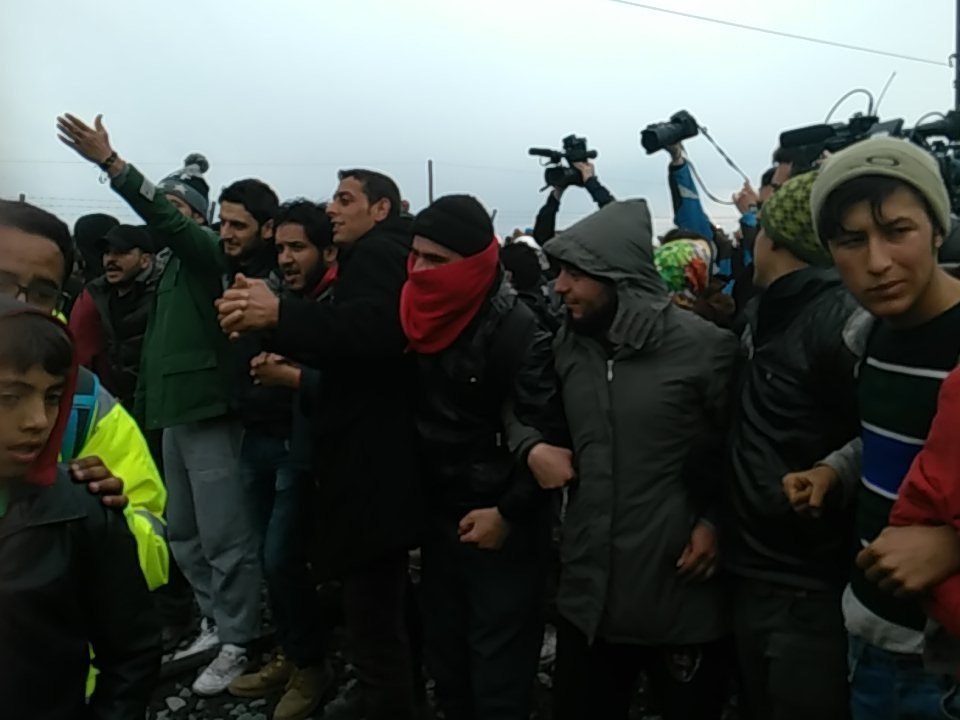 Μυρίζει «μπαρούτι» στην Ειδομένη: ΜΑΤ και πρόσφυγες παρατεταγμένοι [εικόνες] | iefimerida.gr 4