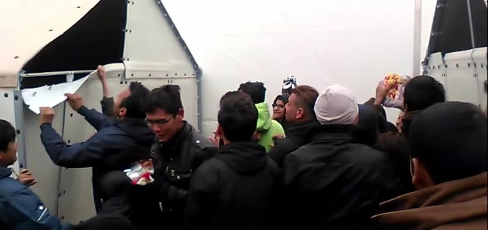 Λάρισα: Εικόνες ντροπής στον προσφυγικό καταυλισμό – Δείτε πώς μοιράζει το κράτος τα τρόφιμα [βίντεο] | iefimerida.gr 1