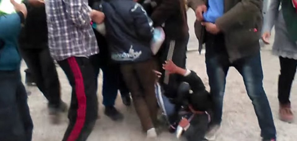 Λάρισα: Εικόνες ντροπής στον προσφυγικό καταυλισμό – Δείτε πώς μοιράζει το κράτος τα τρόφιμα [βίντεο] | iefimerida.gr 0