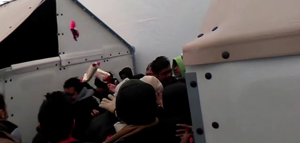 Λάρισα: Εικόνες ντροπής στον προσφυγικό καταυλισμό – Δείτε πώς μοιράζει το κράτος τα τρόφιμα [βίντεο] | iefimerida.gr 2