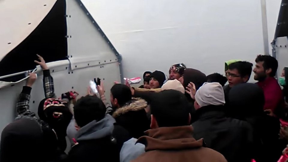 Λάρισα: Εικόνες ντροπής στον προσφυγικό καταυλισμό – Δείτε πώς μοιράζει το κράτος τα τρόφιμα [βίντεο] | iefimerida.gr 3