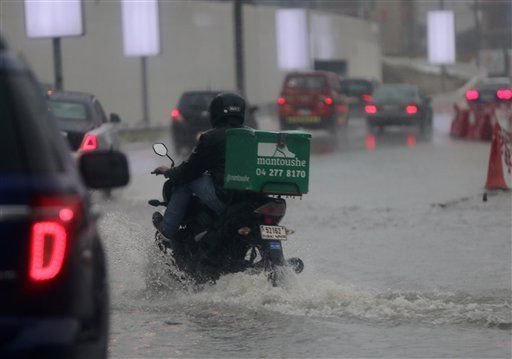 Καταρρακτώδεις βροχές και πλημμύρες στα Εμιράτα -Ακυρώθηκαν πτήσεις, έκλεισαν σχολεία [εικόνες]  | iefimerida.gr 3