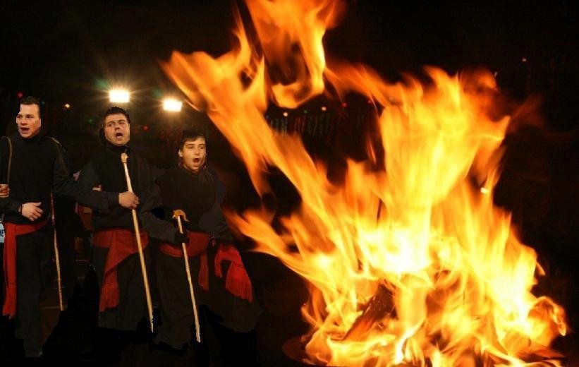 Τα έθιμα της Αποκριάς σε όλη την Ελλάδα -Μπουρανί, Γάμος του Κουτρούλη, Αλευρομουτζουρώματα [εικόνες] | iefimerida.gr 1