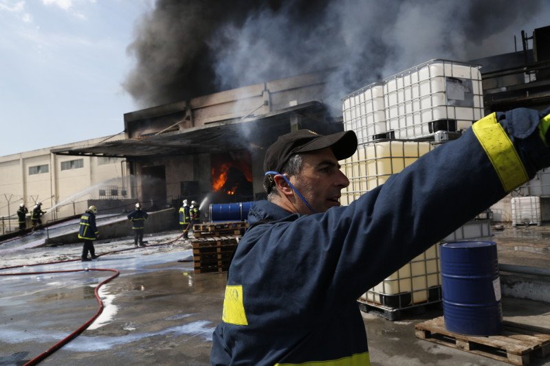 Φλέγεται εργοστάσιο με μελάνια στον Ασπρόπυργο -Μεγάλη επιχείρηση της Πυροσβεστικής [εικόνες] | iefimerida.gr 1
