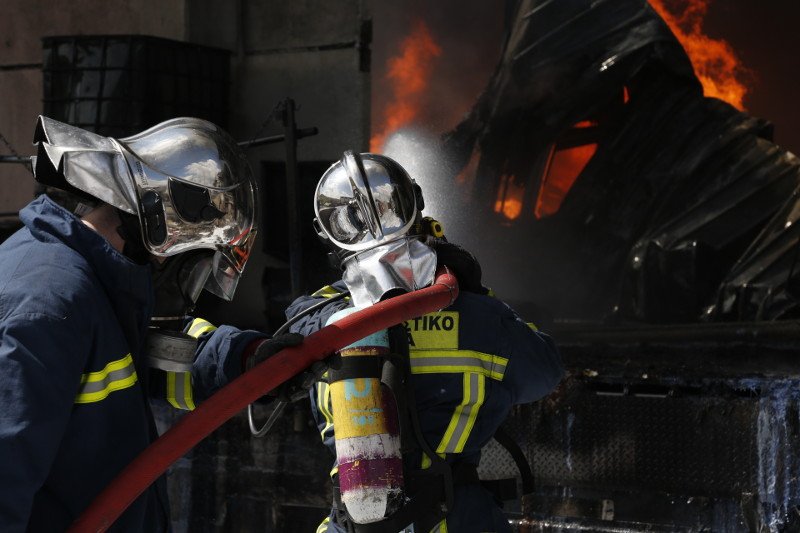 Φλέγεται εργοστάσιο με μελάνια στον Ασπρόπυργο -Μεγάλη επιχείρηση της Πυροσβεστικής [εικόνες] | iefimerida.gr 2