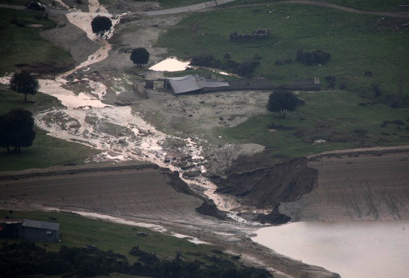 Εσπασε το φράγμα Σπαρμού στον Ολυμπο -Καταστράφηκαν καλλιέργειες, το νερό ξήλωσε και δρόμους [εικόνες] | iefimerida.gr 0