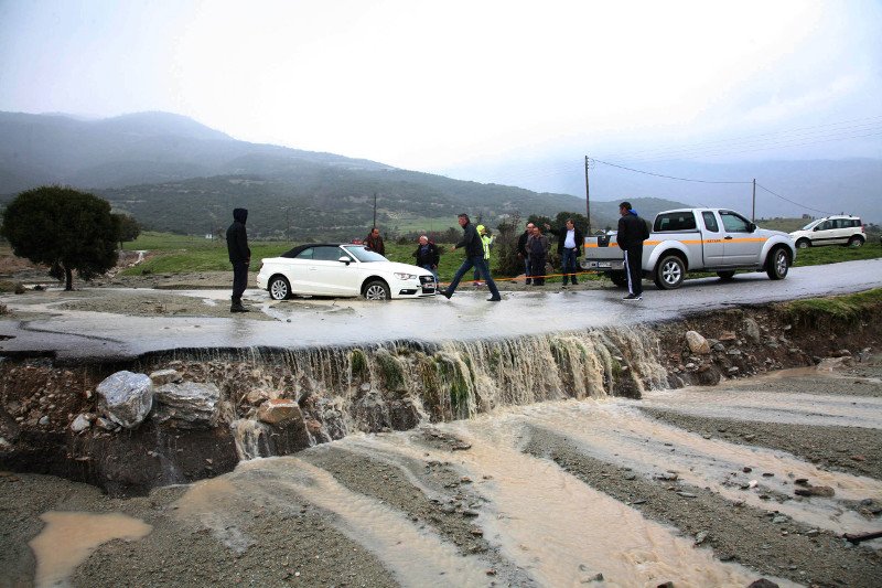 Εσπασε το φράγμα Σπαρμού στον Ολυμπο -Καταστράφηκαν καλλιέργειες, το νερό ξήλωσε και δρόμους [εικόνες] | iefimerida.gr 1