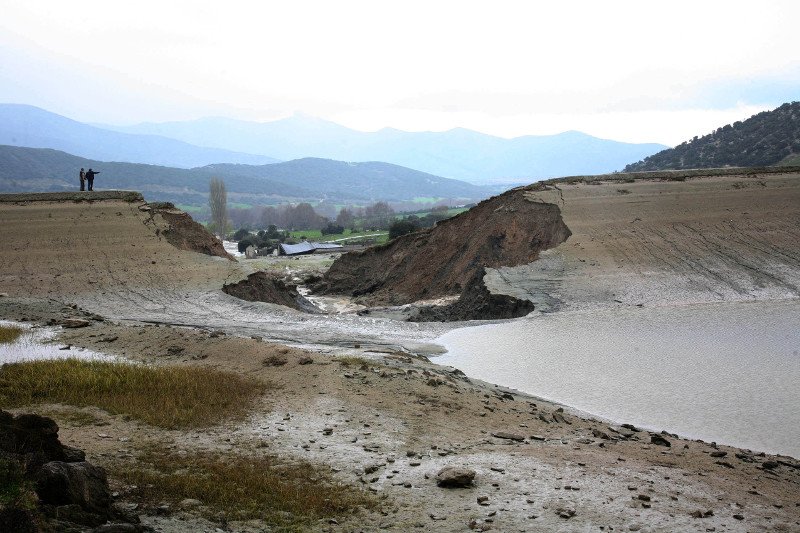 Εσπασε το φράγμα Σπαρμού στον Ολυμπο -Καταστράφηκαν καλλιέργειες, το νερό ξήλωσε και δρόμους [εικόνες] | iefimerida.gr 2