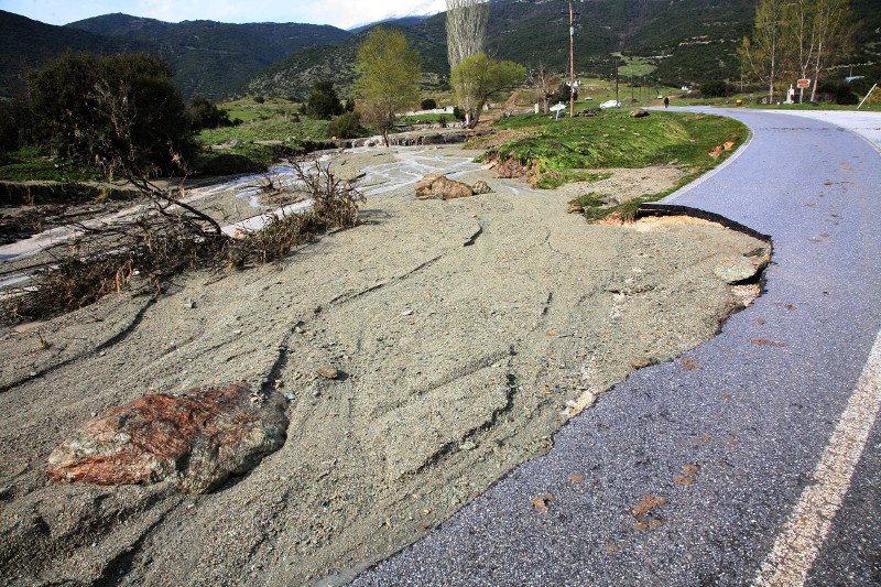 Εσπασε το φράγμα Σπαρμού στον Ολυμπο -Καταστράφηκαν καλλιέργειες, το νερό ξήλωσε και δρόμους [εικόνες] | iefimerida.gr 3