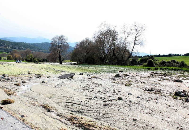 Εσπασε το φράγμα Σπαρμού στον Ολυμπο -Καταστράφηκαν καλλιέργειες, το νερό ξήλωσε και δρόμους [εικόνες] | iefimerida.gr 4