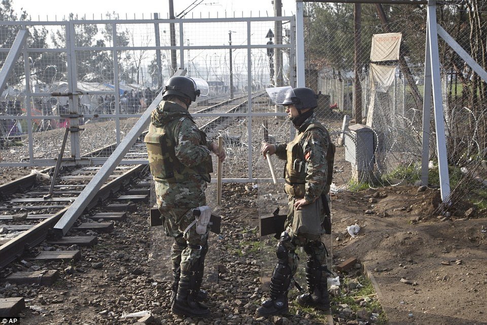 Ειδομένη: Το νέο Σιδηρούν Παραπέτασμα που κρατάει στην Ελλάδα τις ορδές των προσφύγων [εικόνες] | iefimerida.gr 8