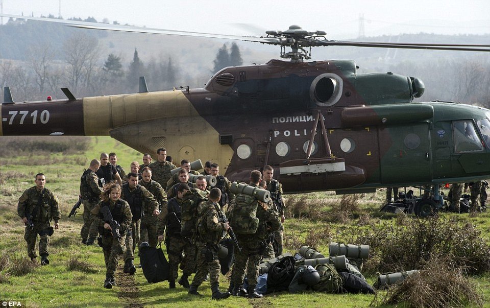 Ειδομένη: Το νέο Σιδηρούν Παραπέτασμα που κρατάει στην Ελλάδα τις ορδές των προσφύγων [εικόνες] | iefimerida.gr 9
