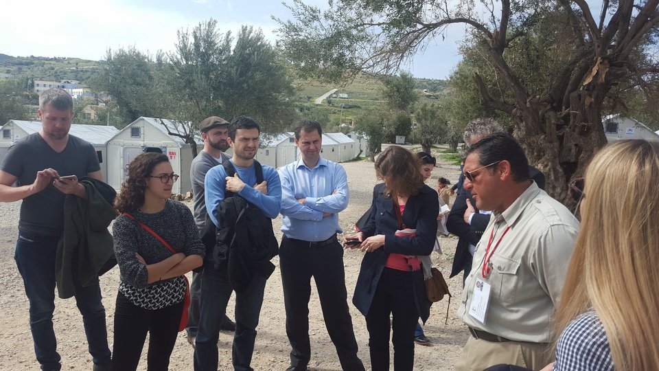 O Χάρης Θεοχάρης σε αποστολή στη Λέσβο, γράφει ένα κείμενο-έκπληξη [εικόνες] | iefimerida.gr 0