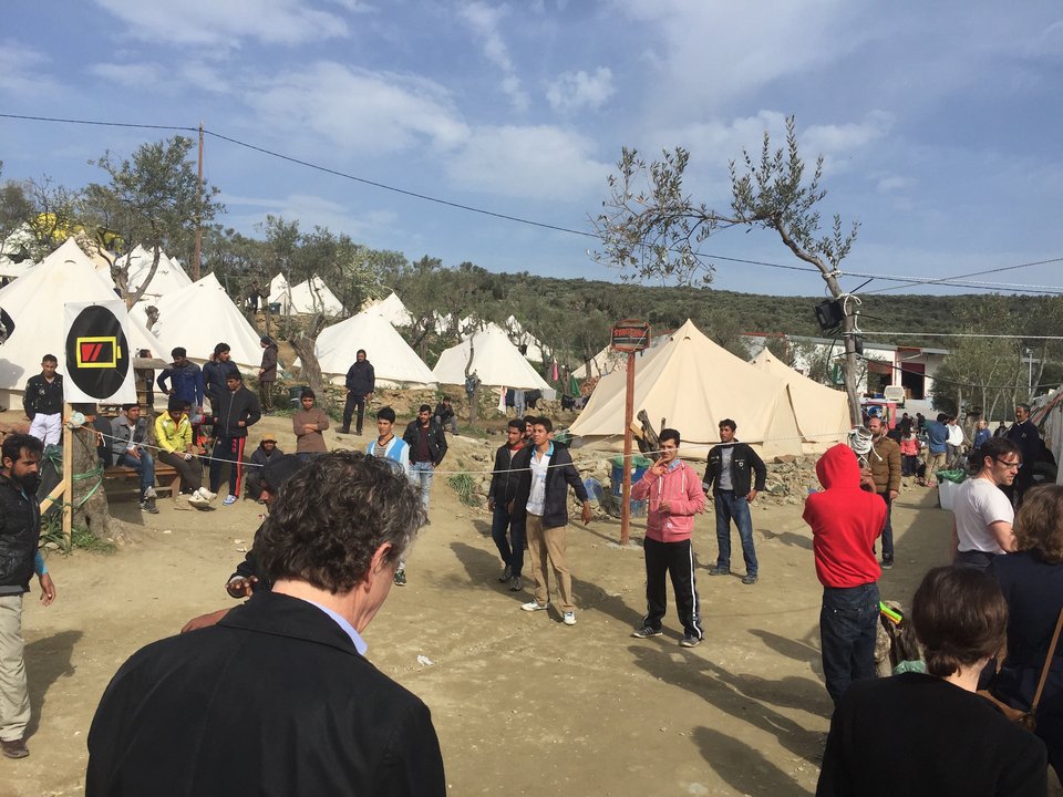 O Χάρης Θεοχάρης σε αποστολή στη Λέσβο, γράφει ένα κείμενο-έκπληξη [εικόνες] | iefimerida.gr 2