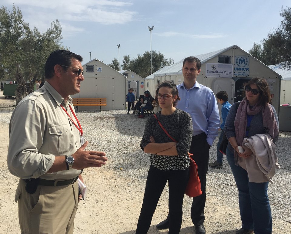 O Χάρης Θεοχάρης σε αποστολή στη Λέσβο, γράφει ένα κείμενο-έκπληξη [εικόνες] | iefimerida.gr 1