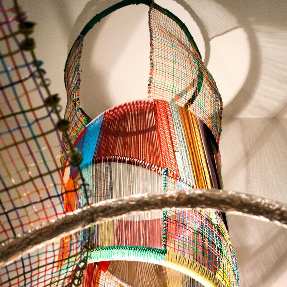 Εκρηξη χρώματος - Τα περίτεχνα πλεκτά της Ηλιοδώρας Μαργέλλου στην γκαλερί Αντωνοπούλου [εικόνες] | iefimerida.gr 0