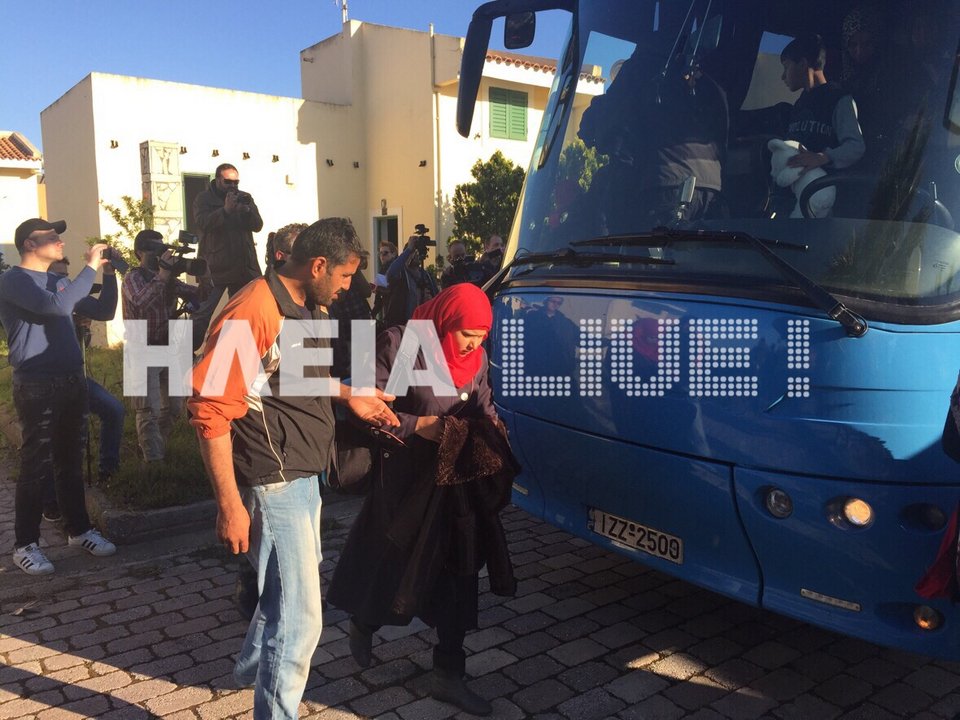 Eφτασαν οι 300 Σύροι πρόσφυγες στη Μυρσίνη Ηλείας | iefimerida.gr 3