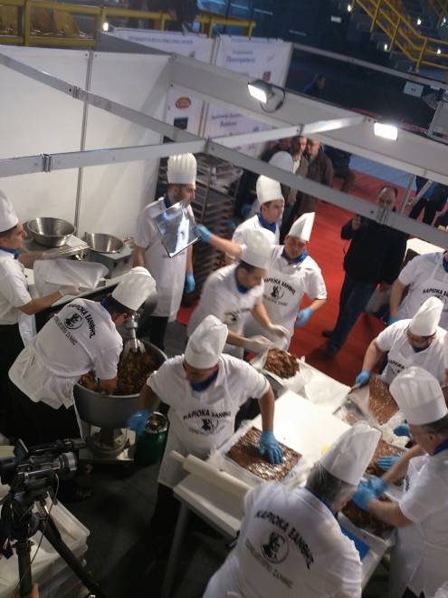 Καριόκα για ρεκόρ Γκίνες στην Ξάνθη -Ζυγίζει 380 κιλά [εικόνες] | iefimerida.gr 6