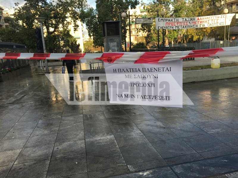 Ερημη η Βικτωρίας, έφυγαν όλοι οι μετανάστες -«Η πλατεία πλένεται με σαπούνι -Προσοχή μην γλιστρήσετε» [εικόνες] | iefimerida.gr 0