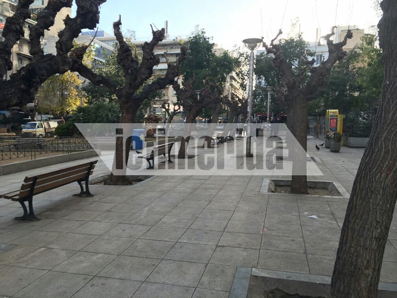 Ερημη η Βικτωρίας, έφυγαν όλοι οι μετανάστες -«Η πλατεία πλένεται με σαπούνι -Προσοχή μην γλιστρήσετε» [εικόνες] | iefimerida.gr 1